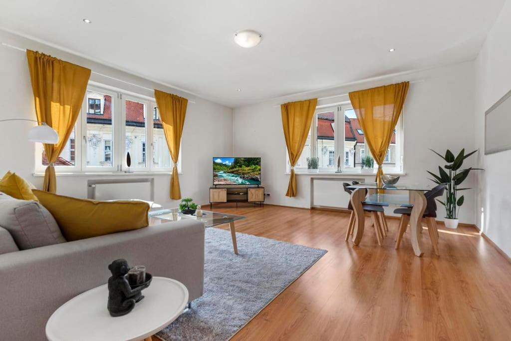 Exclusive Apartment In Centre Bratislava Exterior foto